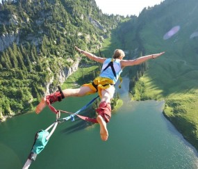 开云体育-跨时空的星爆，当魔术的甜蜜魔法在总决赛横扫了新疆的西域铁骑
