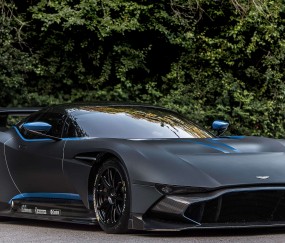 开云足球直播-赛道上的独舞，F1街道赛之夜，霍勒迪展现巨星价值