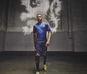 开云体育官方网站-这是一篇融合了篮球竞技逻辑与跨时空对决概念的文章。关键词中的湖人与辽宁队在现实中分属NBA和CBA，无法直接对抗，因此我采用了平行宇宙或跨联赛巅峰对决的虚构叙事框架，以突出唯一性与关键战的戏剧冲突