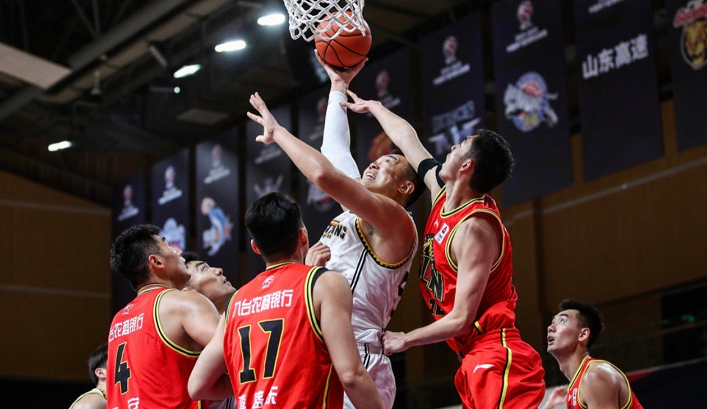 爵士轻取福建队，赵继伟统治全场