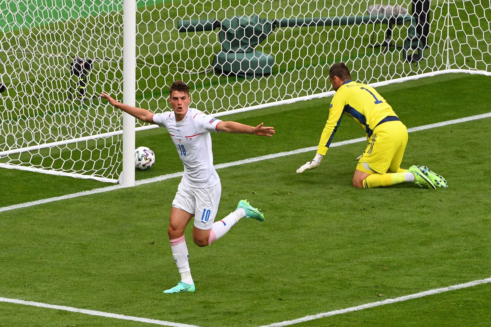 日本力克波兰,范戴克惊艳四座 日本力克波兰,范戴克惊艳四座