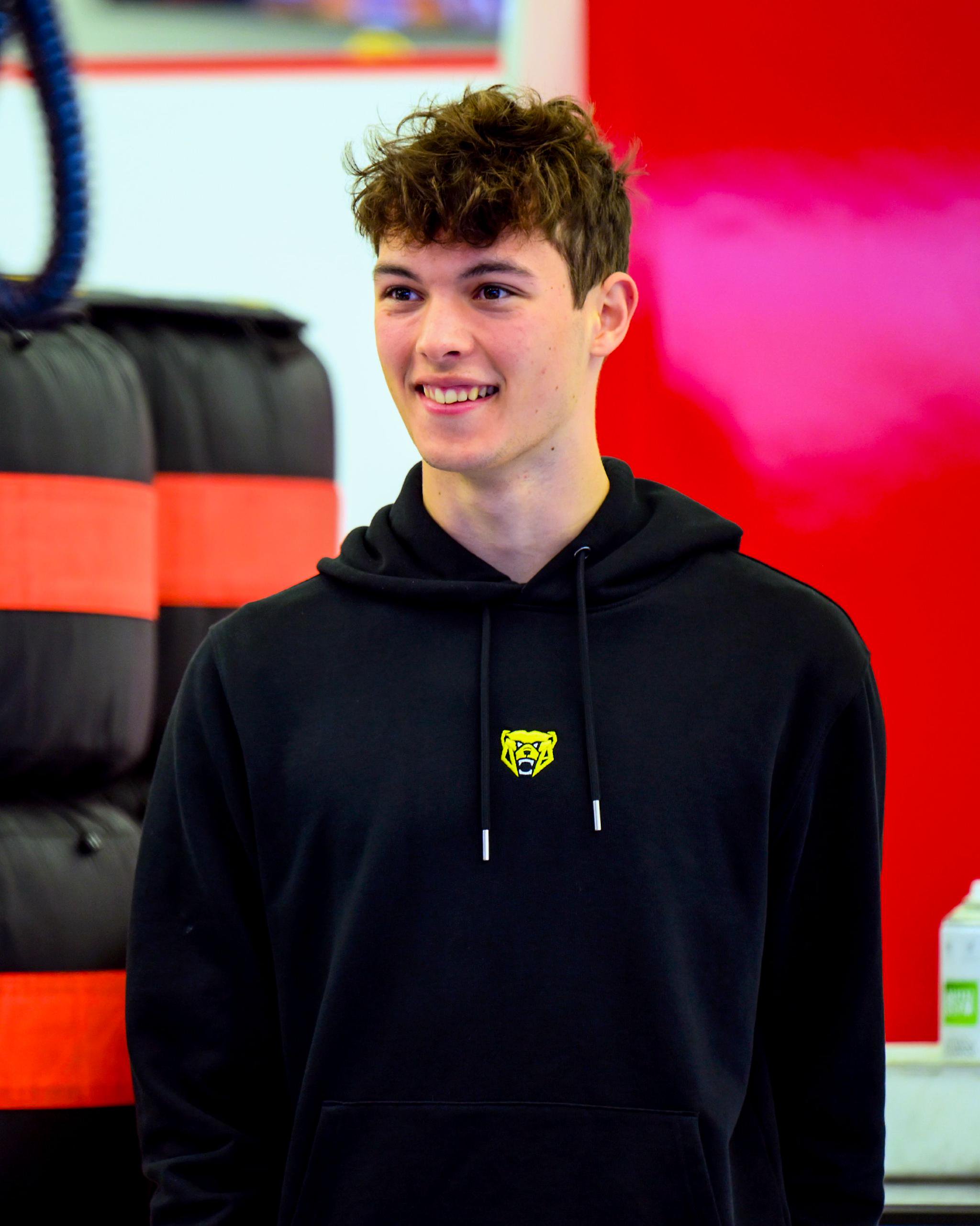 哈斯车队横扫红牛二队,塞恩斯带队取胜 哈斯车队横扫红牛二队,塞恩斯带队取胜