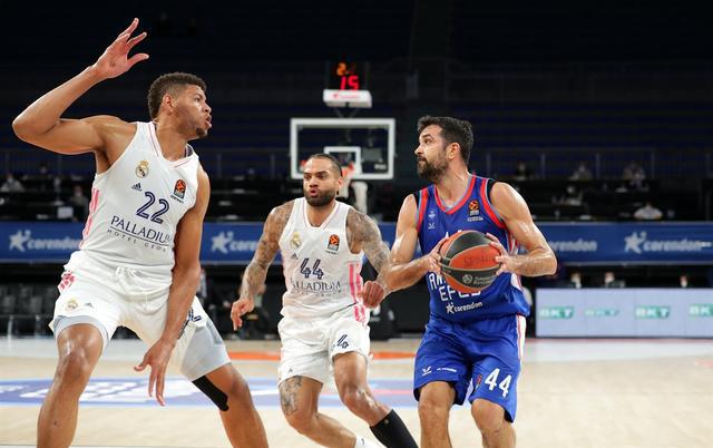 土耳其国家队在场上表现抢眼，赢得关键胜利