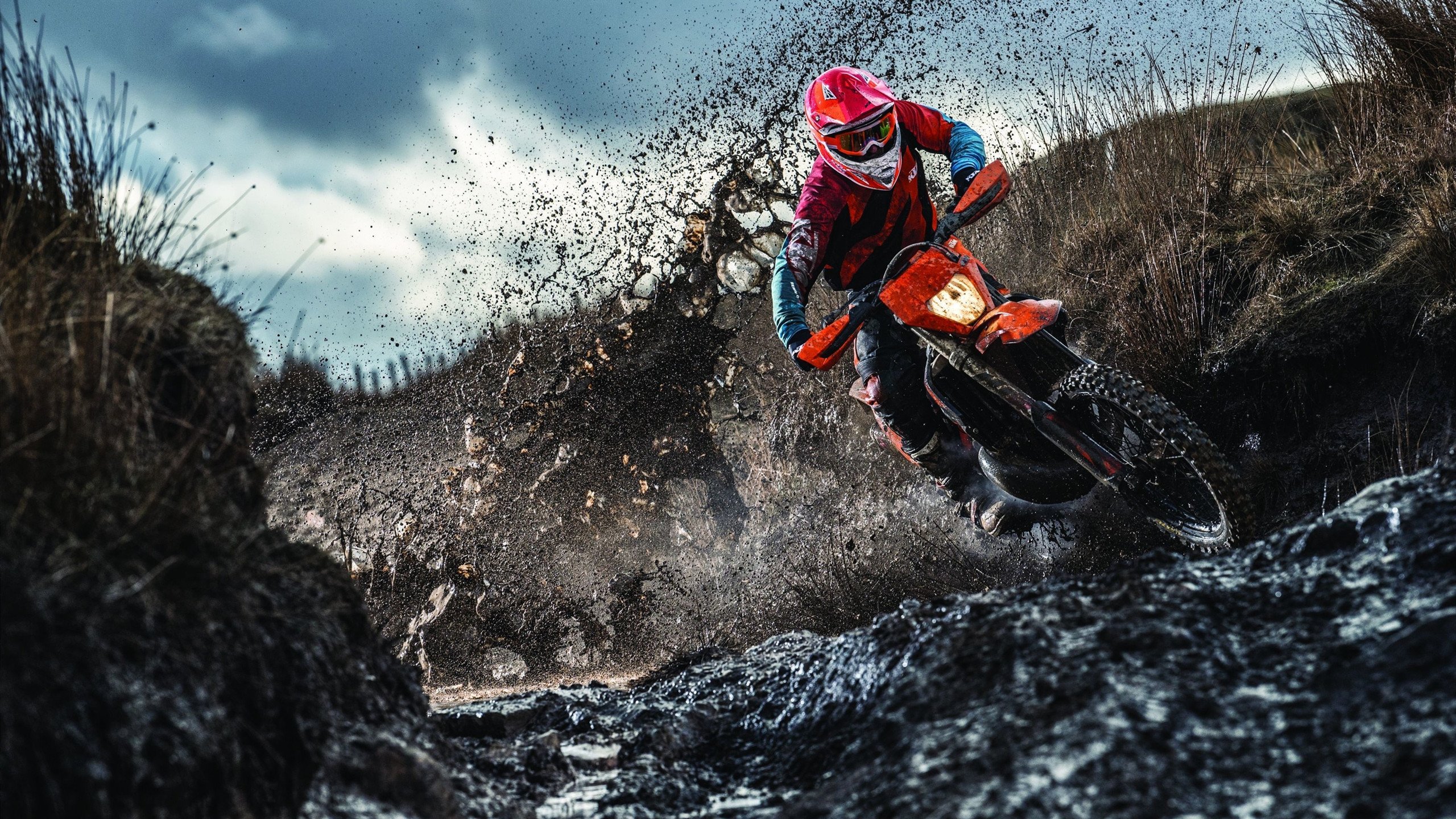 赛道上的逆袭，红牛二队险胜迈凯伦，周冠宇带队取胜