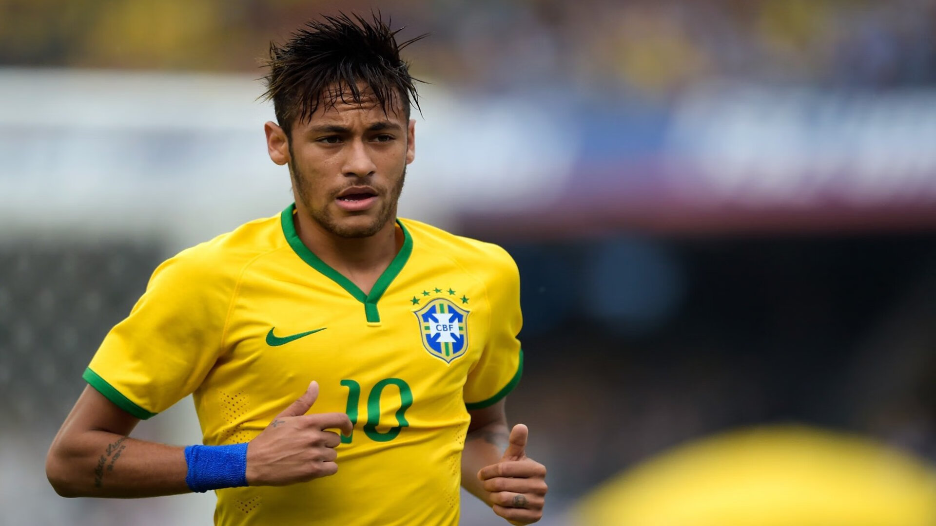 绿茵场与硬木地，双线争锋下的激情与智慧